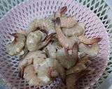 Foto langkah ke 1 dari resep Udang goreng mentega.