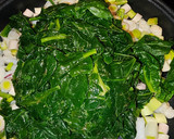 Foto del paso 3 de la receta: Tortilla de espinacas, ajos tiernos y bacalao