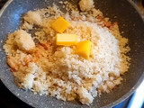 Arroz chino keto con camarón y tocino (hecho con coliflor)