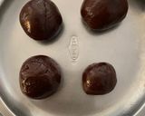 A picture of step 3 of Bourbon Biscuit Chocolate Pops.