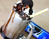 A picture of step 3 of Oreo Milkshake.