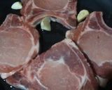 Foto del paso 1 de la receta: Costeletas de cerdo al vino con verduras