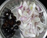 प्रॉन्स पेस्टो पिझ्झा (prawns pesto pizza recipe in marathi) रेसिपी स्टेप 4 फोटो 
