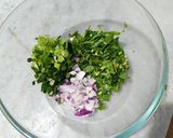 A picture of step 1 of Hari Pyaz Bathua Paratha.