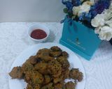 A picture of step 3 of Spanish and onion pakoda.