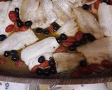 Foto del passaggio 2 della ricetta Nasello al forno con pomodorini e olive nere denocciolate