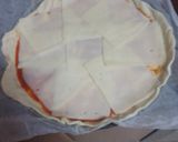 Foto del paso 2 de la receta: Pizza de jamón serrano, fuet, espinacas y tomate cherry