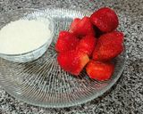 A picture of step 1 of Frozen strawberry shake.