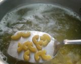 A picture of step 1 of Hara lehsan macaroni.