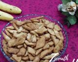 A picture of step 11 of Banana Shakkarparas.