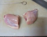 Foto del paso 1 de la receta: Muslo de pollo cocido y frito con salteado de verduras