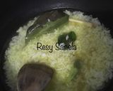 Foto langkah ke 3 dari resep Bubur Ayam Simple pakai Bumbu Dasar Kuning.