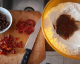 Foto del paso 2 de la receta: Focaccia con aceitunas negras y tomate deshidratado