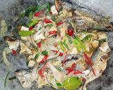 Foto langkah ke 7 dari resep Tumis Ikan Kembung Saus Tiram Jamur Tiram.