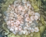 Foto del paso 7 de la receta: Espaguetis negros con gulas, champiñones y gambas