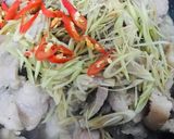 Hình bước làm 2 của món Thịt Giò Heo Xào Sả Ớt