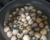 Foto del paso 1 de la receta: Berberechos al vino blanco con ajo y perejil