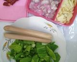 Foto langkah ke 1 dari resep Tumis sawi hijau sosis ayam.