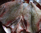 Foto del paso 2 de la receta: Doradas especiadas al horno con cebolla morada, para dieta