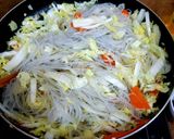 Hình bước làm 4 của món Miến xào cải thảo