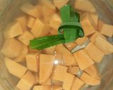 Foto langkah ke 2 dari resep Kolak Pisang Ubi Oren.