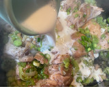 Foto del paso 2 de la receta: Muslitos de pollo deshuesado con salsa de puerros