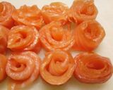 A picture of step 2 of Uova, rosette di salmone e caviale.