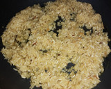 Foto del paso 2 de la receta: Arroz desglazado con cilantro cimarrón y ajo