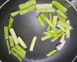Hình bước làm 4 của món Cơm chiên trứng nấm măng tây sốt teriyaki