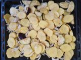 Курячі гомілки на решітці з картоплею в деко