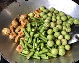 รูปขั้นตอนการทำที่ 1 ของ ผัดเผ็ดลูกชิ้นพริกแกงใต้