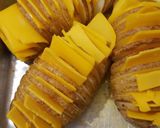 A picture of step 5 of Chili cheese hassleback potatoes.