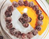 A picture of step 3 of Cakecoco balls.