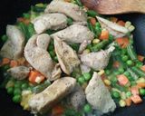 Foto del paso 2 de la receta: Pechuga de pavo salteada con pimientos y vegetales