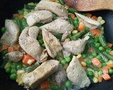 Foto del paso 2 de la receta: Pechuga de pavo salteada con pimientos y vegetales