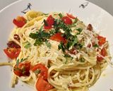 A picture of step 9 of Spaghetti aglio olio e peperoncino with dried tomatoes.