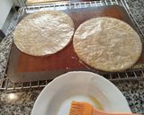 Foto del paso 3 de la receta: Pizzas crujientes de Obleas de arroz de atún con bacón y queso a tu gusto