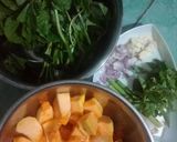 Foto langkah ke 1 dari resep Sayur bening bayam labu kuning.