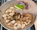 A picture of step 3 of Pizza Karahi.