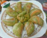 तीळगुळाच्या तिरंगी करंज्या (tilgulachya tiranga karanji recipe in marathi) रेसिपी स्टेप 4 फोटो 