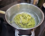 Foto del paso 2 de la receta Tagliatelle con burrata, gambas, pistachos tostados y aliño de albahaca