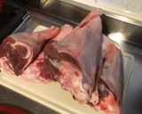 Une image de l'étape 3 de Souris d'agneau confites caramélisées au miel, thym, romarin et badiane.