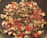Selymes paradicsomos-gombás csirkeragu recept fázis 4 fotója