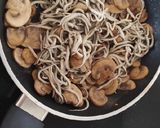 Foto del paso 2 de la receta: Lasaña de gulas y champiñones