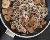 Foto del paso 2 de la receta: Lasaña de gulas y champiñones