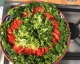 Une image de l'étape 7 de Trio de salades (frisée,roquette,cresson) tomate,oignon rouge et chorizo noir à la feta.