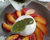 Foto del paso 4 de la receta Ensalada caprese de verano con melocotones y pesto