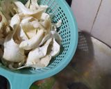 Foto langkah ke 3 dari resep Sup Jamur Tiram Daging Giling.