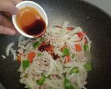รูปขั้นตอนการทำที่ 3 ของ หอมหัวใหญ่ผัดหมูสับพริกหวาน
