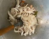 Foto langkah ke 3 dari resep Tumis Jamur Tiram Ayam dan Bakso.